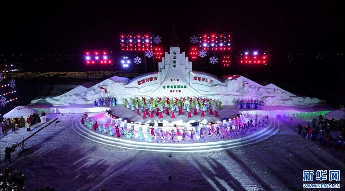  1月15日晚，乌兰察布市第二届冰雪游客那达慕活动现场。新华网发（王锦业 摄）