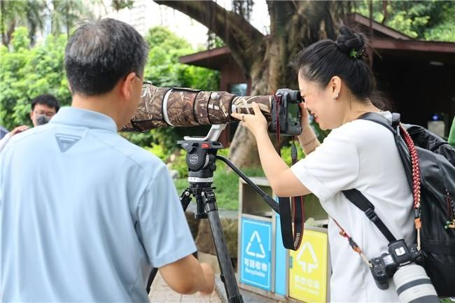 人群中不乏佳能RF1200/8L IS USM和EOS R3这样的专业设备