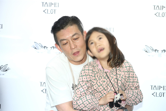 2023年，陈冠希携女儿出席活动 图据：视觉中国