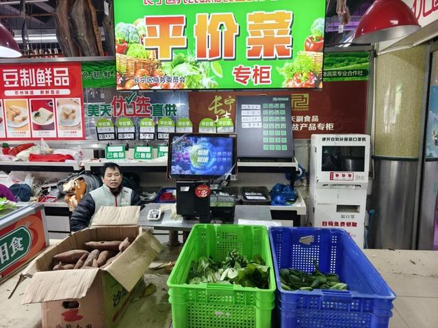 图说：菜市场内设有平价菜柜台
