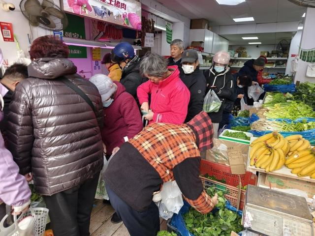 图说：买菜的市民络绎不绝 来源/闫锦 摄（下同）