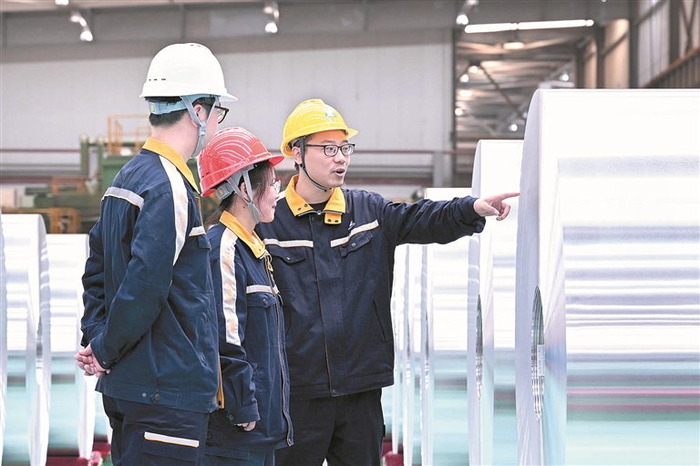 　　图为西南铝业事业部技术员检查铝卷端面分切质量。西南铝业（集团）有限责任公司 供图