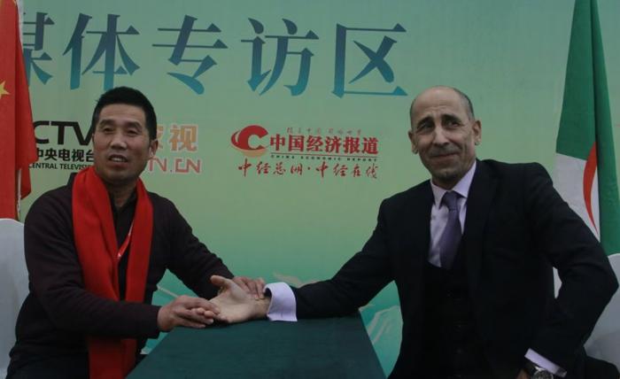 李群营在活动现场为驻华外交官调理身体