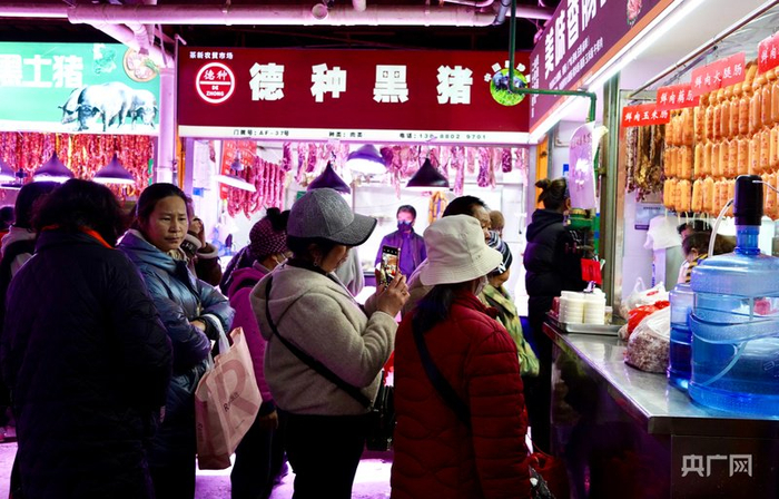 市民排队采购香肠（央广网实习记者  冯宜  摄）