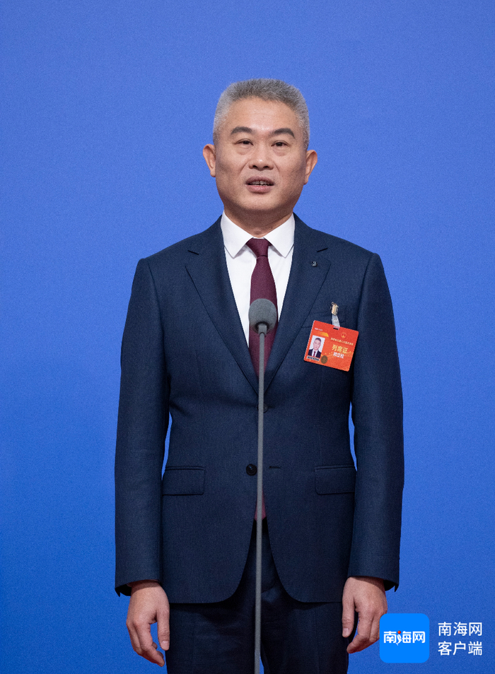 　　海南省工业和信息化厅党组书记、厅长邓立松。记者 李昊 摄