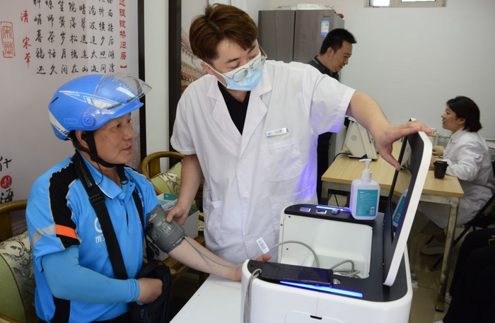 2024年7月17日，北京市西城区什刹海街道辖区内的医疗单位为外卖员免费体检。 新华社记者 李欣 摄