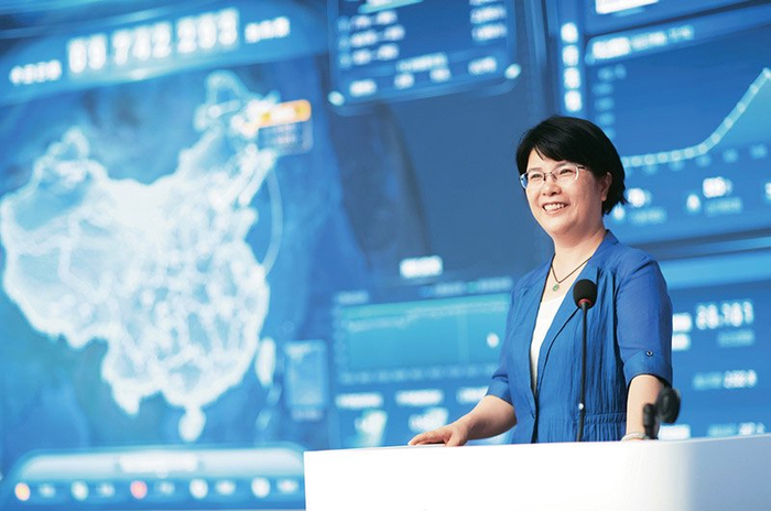 图为2024年8月7日，单杏花在铁路12306监控大厅作业务讲解。 国铁集团供图 翟现亭/摄