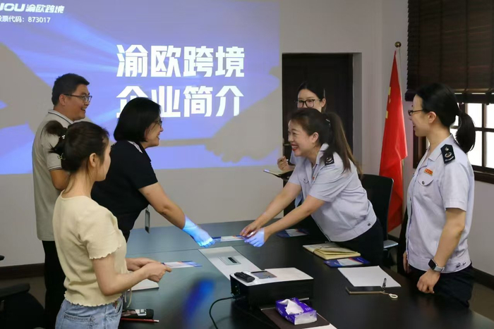 在2024年第三季度“税企联”活动现场，“税悦渝中”团队成员为渝欧跨境企业送政策、送服务。 李唯 摄