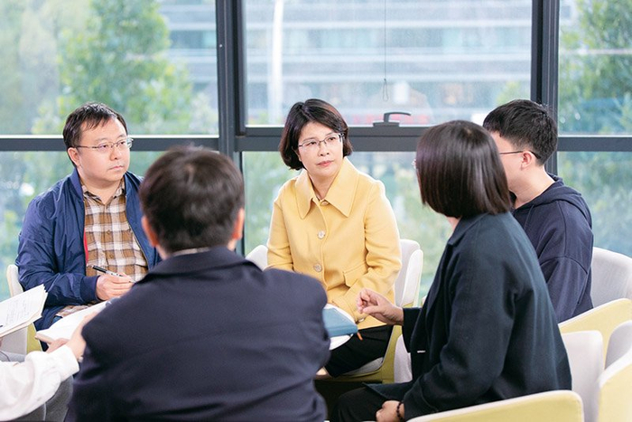 图为2024年11月26日，单杏花与团队成员讨论务工人员团体票功能完善方案。 新华社发 宋选兵/摄