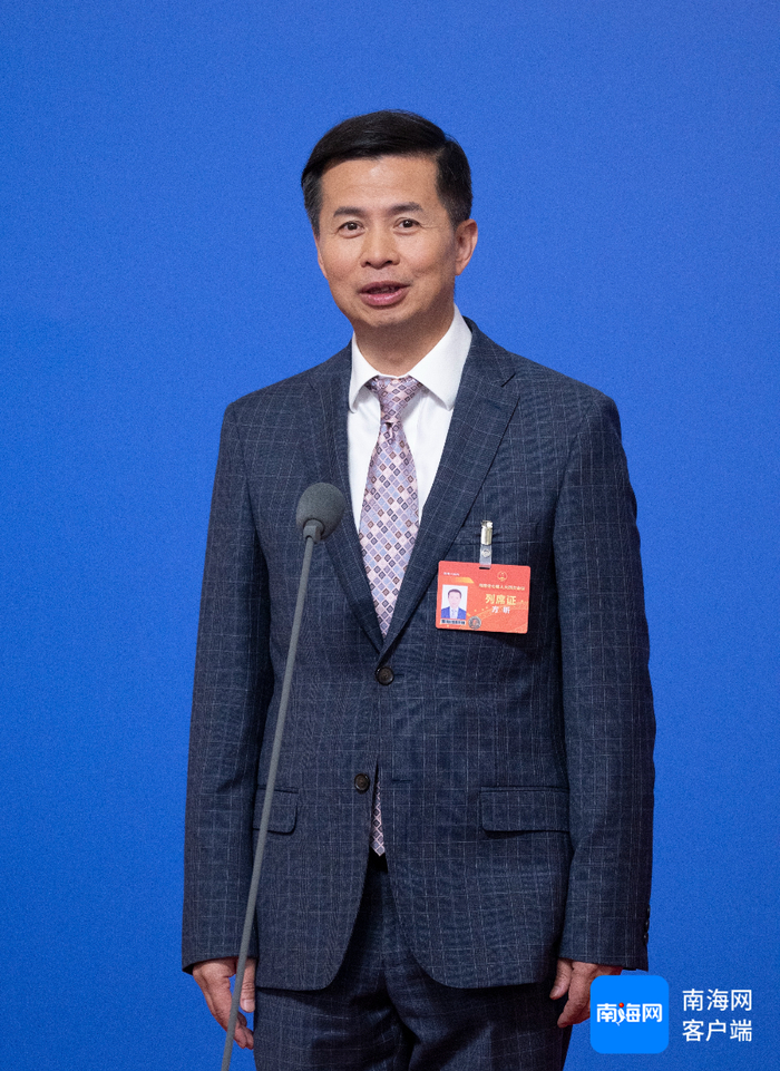 　　中共海南省委金融委员会办公室常务副主任、省委金融工作委员会常务副书记、省地方金融管理局局长方昕。记者 李昊 摄