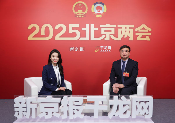 1月16日，北京会议中心，丰台区委副书记、区长初军威（右）做客新京报千龙网访谈间。新京报记者 陶冉 摄