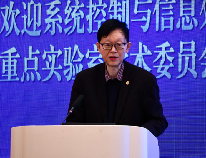 实验室主任关新平教授作年度工作报告