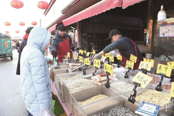 南湖农贸市场的老杨干果，品种口味多样。