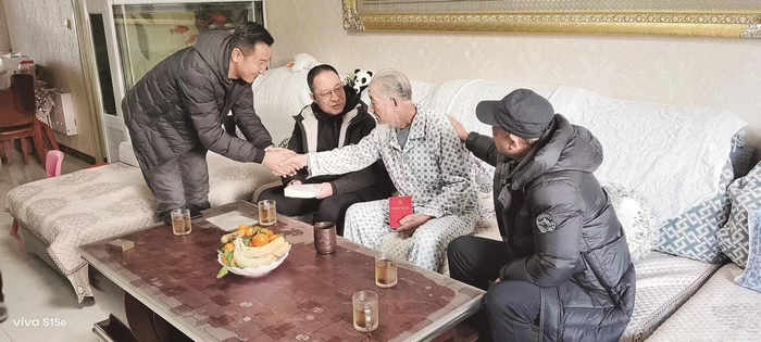 西宁市城东区韵家口镇曹家寨村党委书记尚国强（左一）为辖区老党员“送学上门”。图片由韵家口镇政府提供