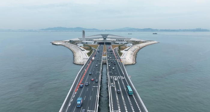 1月14日，深中通道上正在来往的车辆。（深中通道管理中心供图）