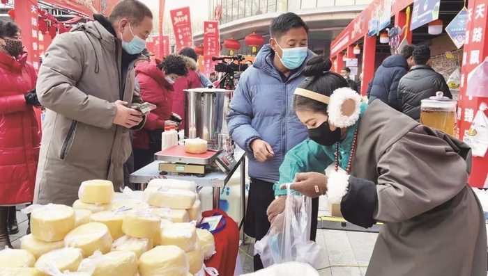 市民购买贵南县特色产品。贵南县融媒体中心供图