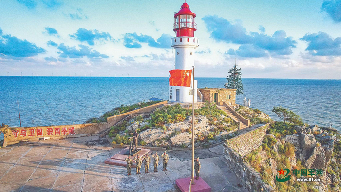 清晨阳光下，守岛民兵庄严举行升国旗仪式。王春雷摄（资料图片）