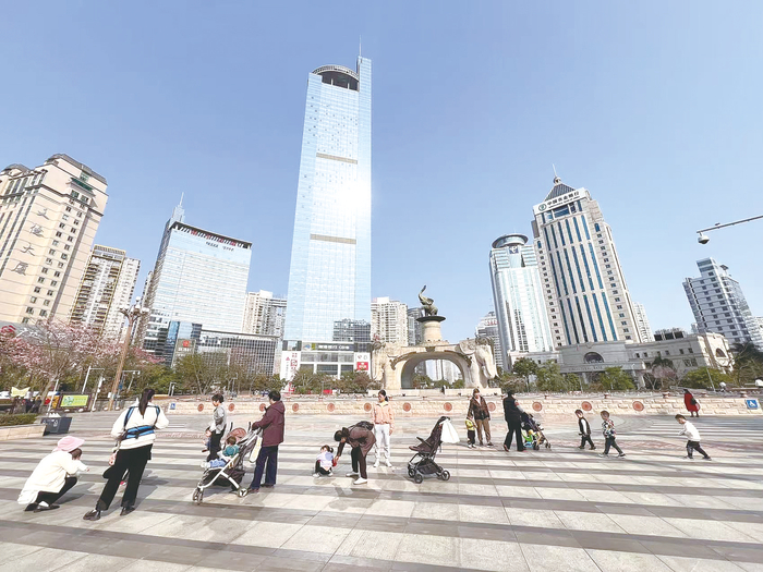     天气晴好，“南宁蓝”装点的冬日天空随手一拍都很出片。    本报记者 宋延康 摄