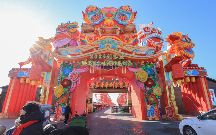 刘家堡已张灯结彩准备迎接新春。冯铁飞/摄