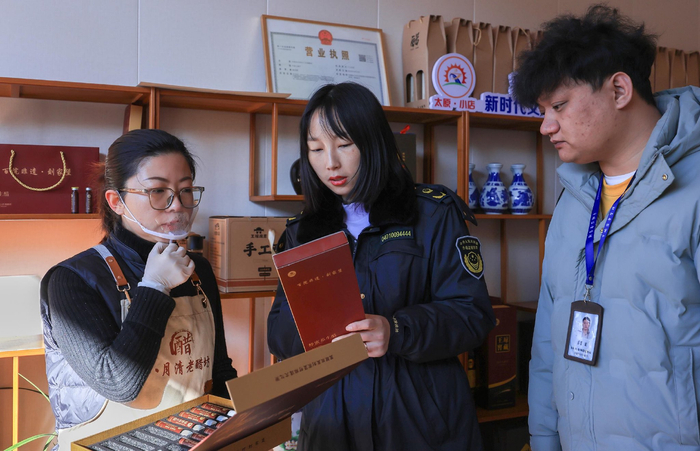 刘家堡市场监管所工作人员与孙文婷交流。冯铁飞/摄