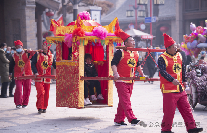△在浚县正月古庙会上体验坐轿（资料图）