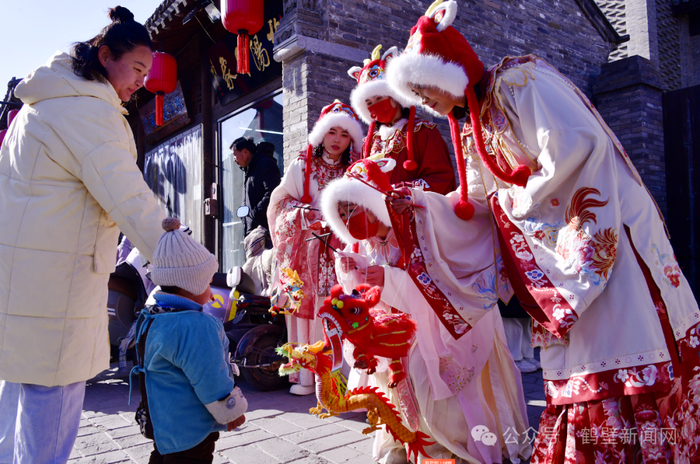 △这样的着装仿佛带人穿越古代 鹤壁日报社记者 赵永强 摄