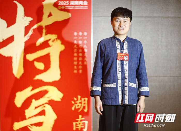 省人大代表、湘西州花垣县双龙镇十八洞村团支部书记、新青年电商工作室负责人施康。