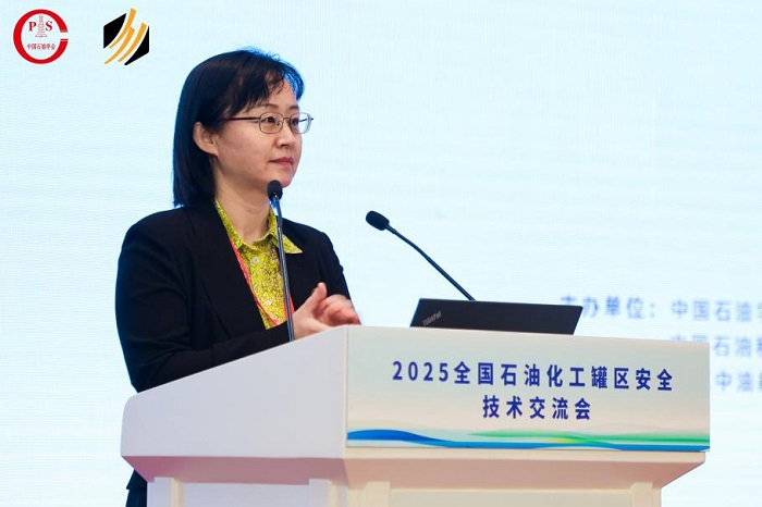 中国石油学会石油科技装备专业委员会秘书长赵鹏主持大会开幕式