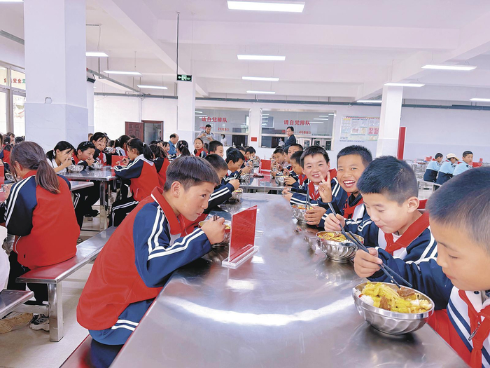 学生在民和县中川乡五一中心学校的食堂用餐。本报记者 宋翠茹 摄