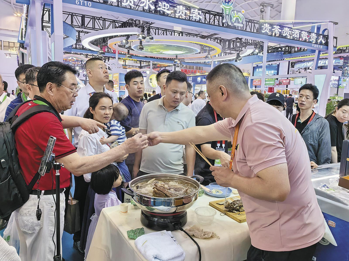 外地市民争相品尝来自青海的牛羊肉。本报记者 罗珺 摄