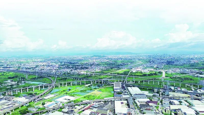 在潮安大地上，汕潮揭都市圈高速联通，“百千万工程”加力提速。孙安迪 摄