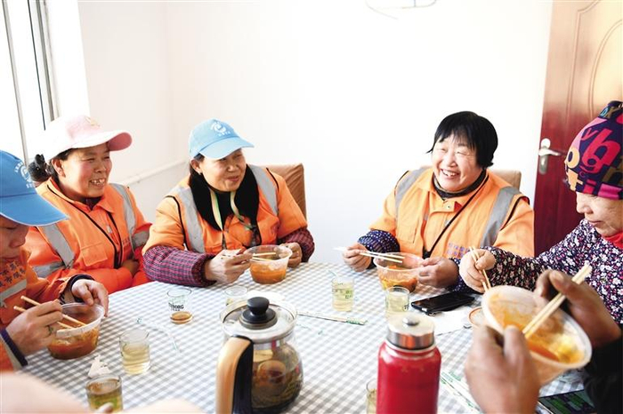 银川市兴庆区胜利街南华社区爱心食堂邀请辖区环卫工人吃水饺，给寒冬里的“城市美容师”送去一份温暖。 宁夏日报记者 王鼎 摄