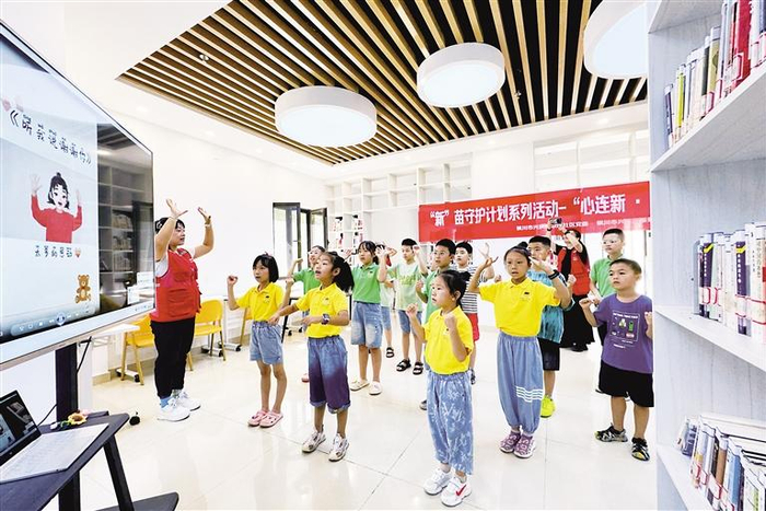 银川市兴庆区丽景街双庄社区书香驿站，孩子们在老师的带领下一起跳舞。 宁夏日报记者 马楠 王洋 摄