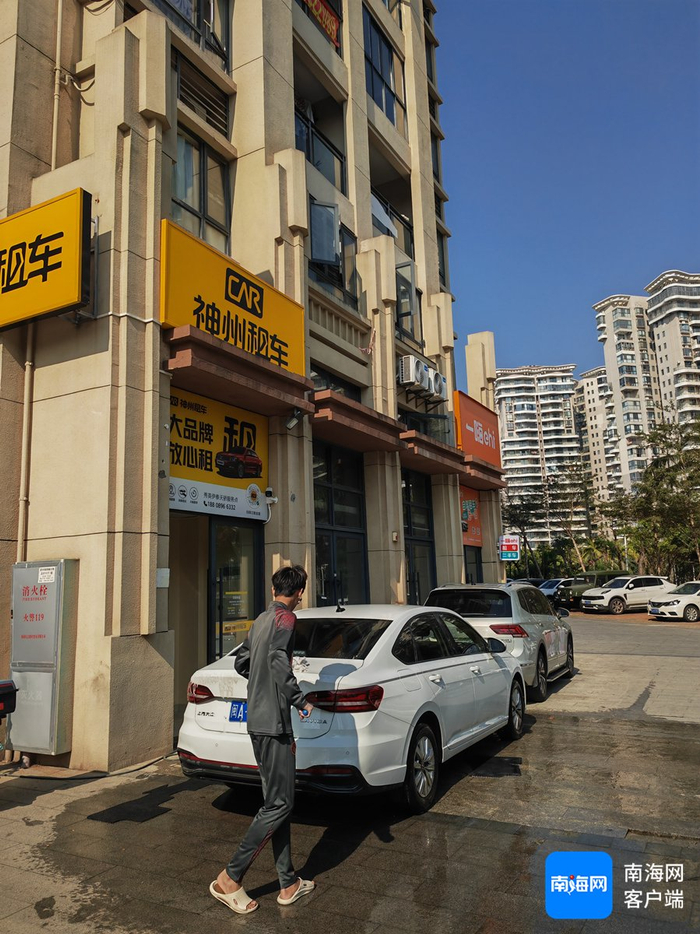 　　一租车网点前工作人员正在对车辆清洁。记者 王小畅 摄