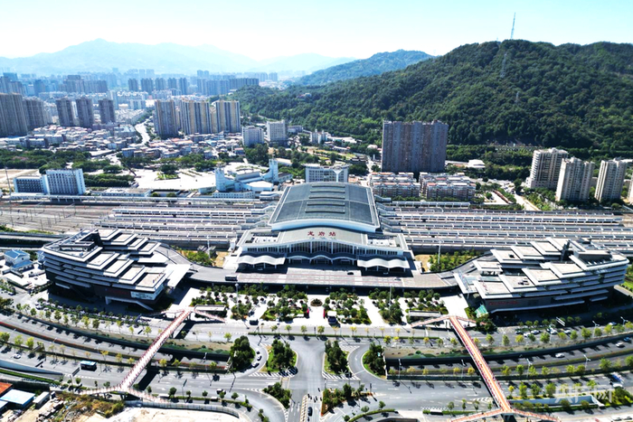 龙岩站航拍画面（央广网记者  罗晓英  摄）