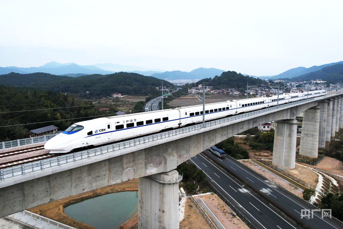 运行中的动车组（央广网发  傅艺鹏  摄）