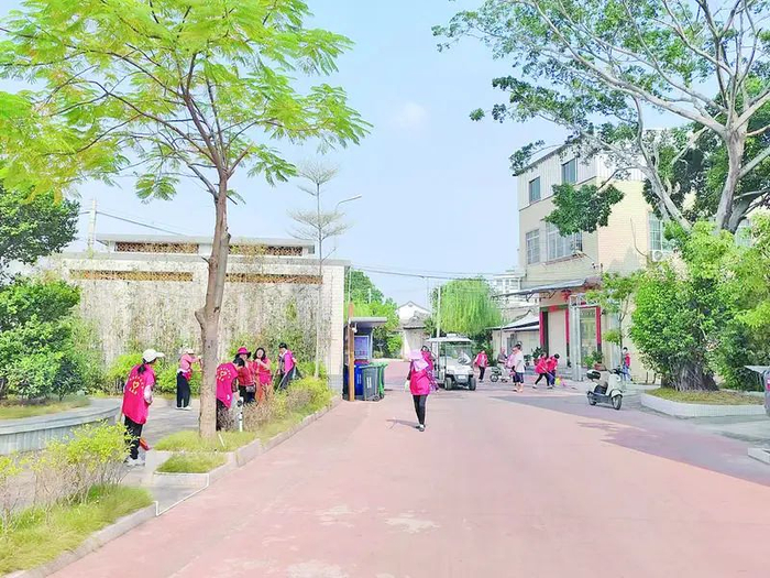 枫溪镇干群合力，以“清拆”“治乱”为抓手，做实农村人居环境整治。　安宣 摄