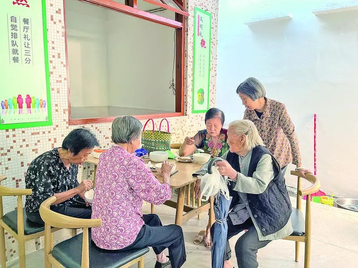 金石镇长者饭堂。安宣 摄