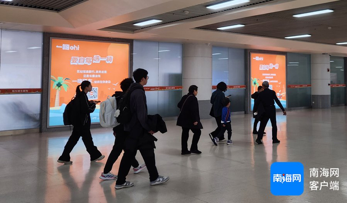 　　美兰机场的租车宣传。一嗨租车供图