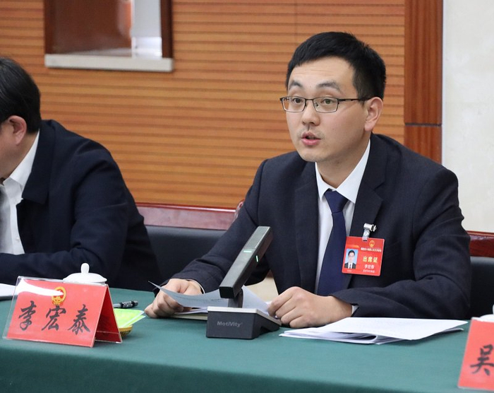 省人大代表、永定区区长李宏泰发言。