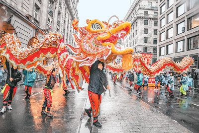 伦敦华埠商会舞龙队在2025新年巡游中表演。杨勃煜摄