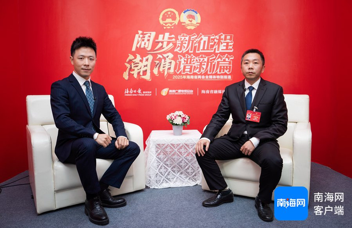 　　海南省人大代表，中共临高县委副书记、政法委书记李捷（右）做客海南省融媒体中心《两会会客厅》。记者 李昊 摄