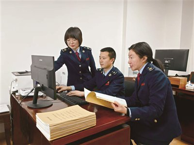 图为国家税务总局湖北省税务局党委纪检组会同职能部门核实疑点数据。 国家税务总局湖北省税务局供图