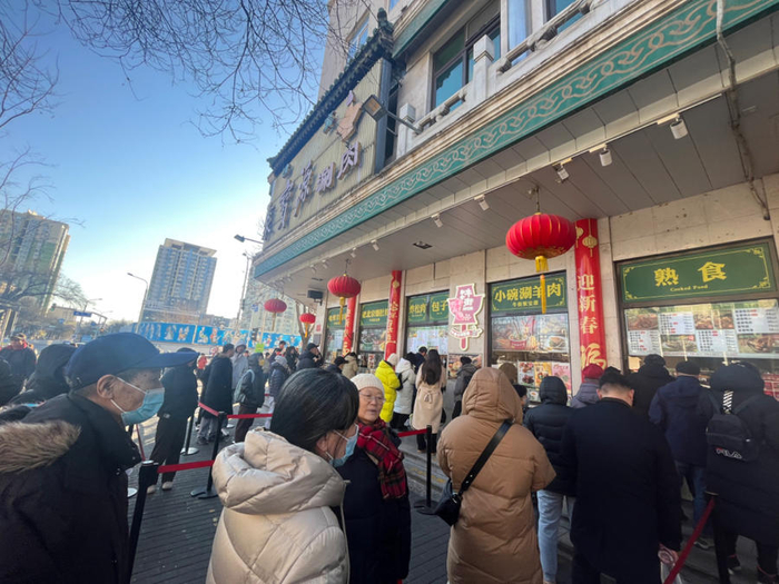 老字号美食门店大排长队。