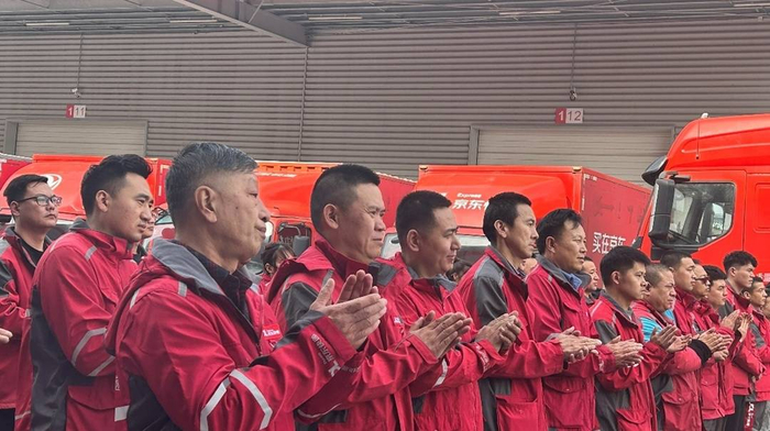 京东小哥们为退休老哥送上祝福