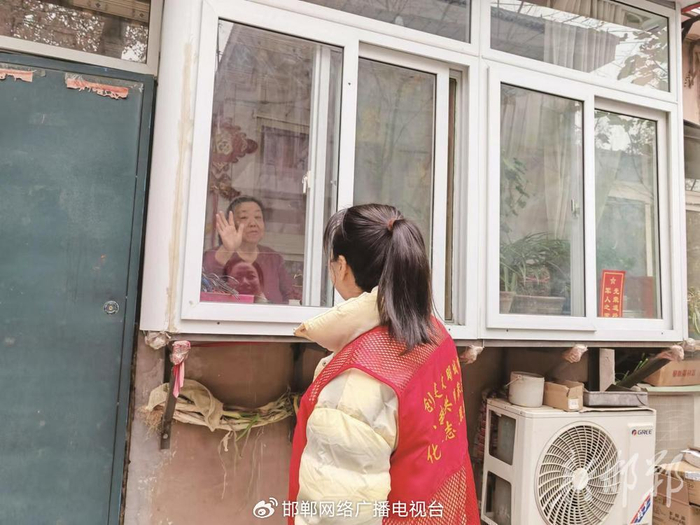 张文君和志愿者打招呼。