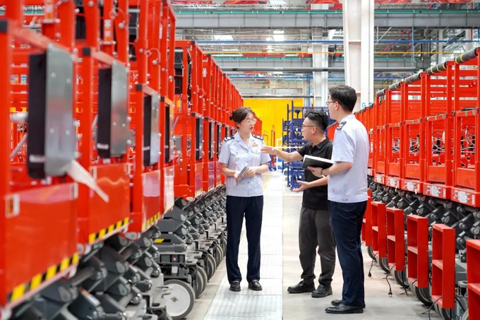 天津港保税区税务局组建“新享税悦”以旧换新政策宣讲团，为辖区内企业提供个性化政策辅导。（孙晓斌/摄）