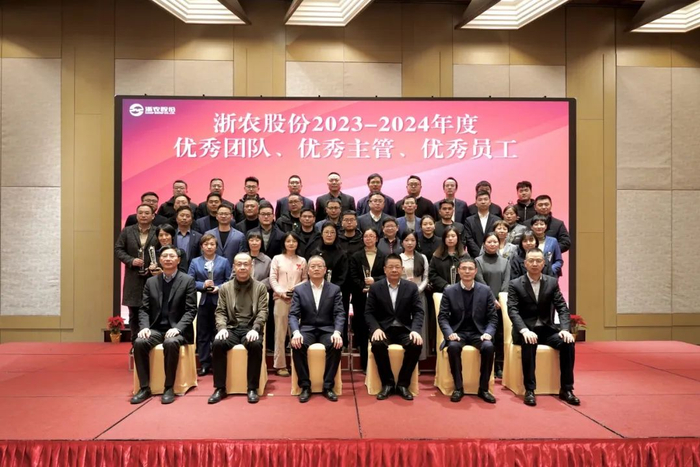 ▲优秀团队代表、优秀主管、优秀员工合影