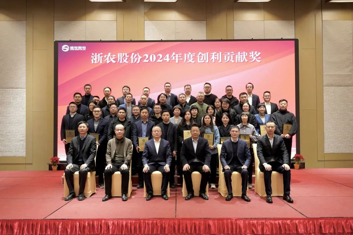 ▲创利贡献奖获奖单位代表合影