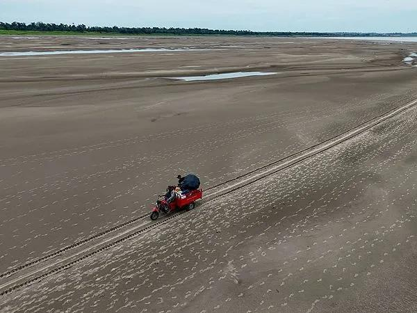 当地时间2024年9月30日，巴西严重干旱 亚马逊河支流河床裸露